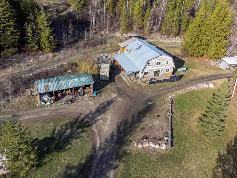 Off grid solar powered homes and homesteads for sale